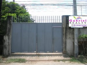 entrance gate of the warehouse for rent in cordova