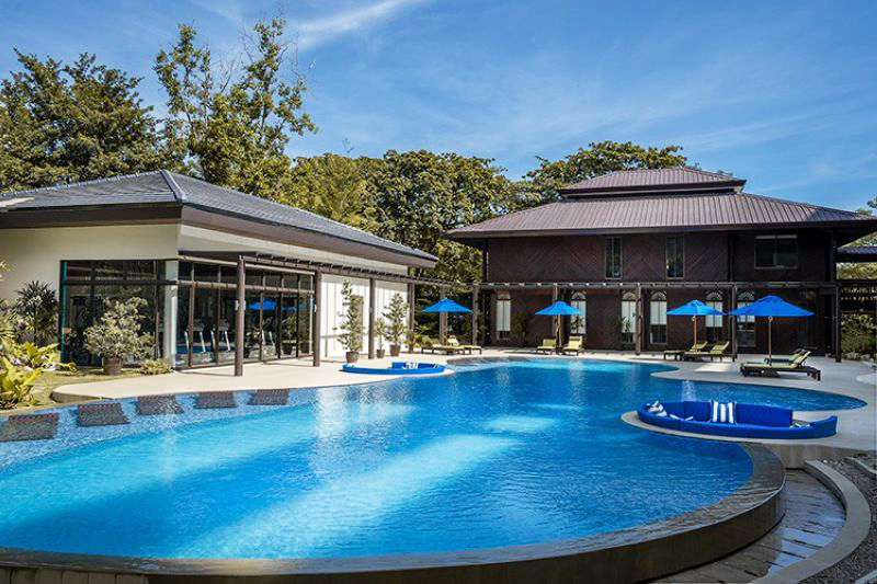 swimming pools in 32 sanson cebu by rockwell